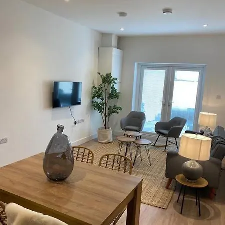 Fishponds Flat 2 By Mia Living 2 Bedroom Apartment With Road Side Parking